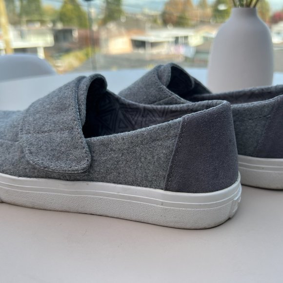 SOLD | TOMS Altair Slip on Shoes - Size 6.5 - Picture 12 of 12